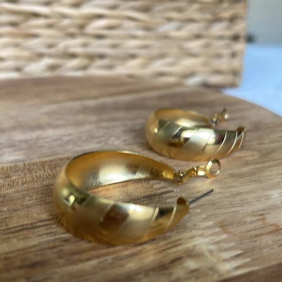 Vintage 1970’s Gold Matt e & Shiny Design 1 1/2” Hoop Earrings - Picture 6 of 6